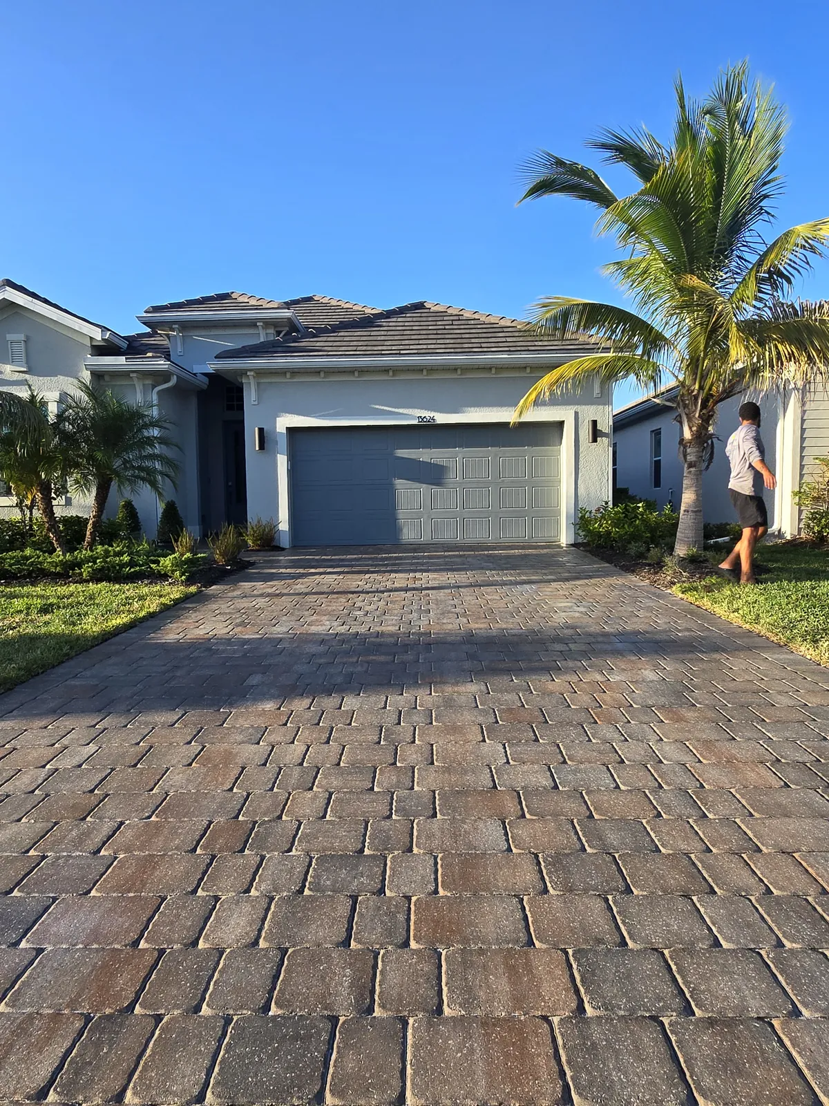 Paver driveway in WildBlue, Estero after high-gloss sealing